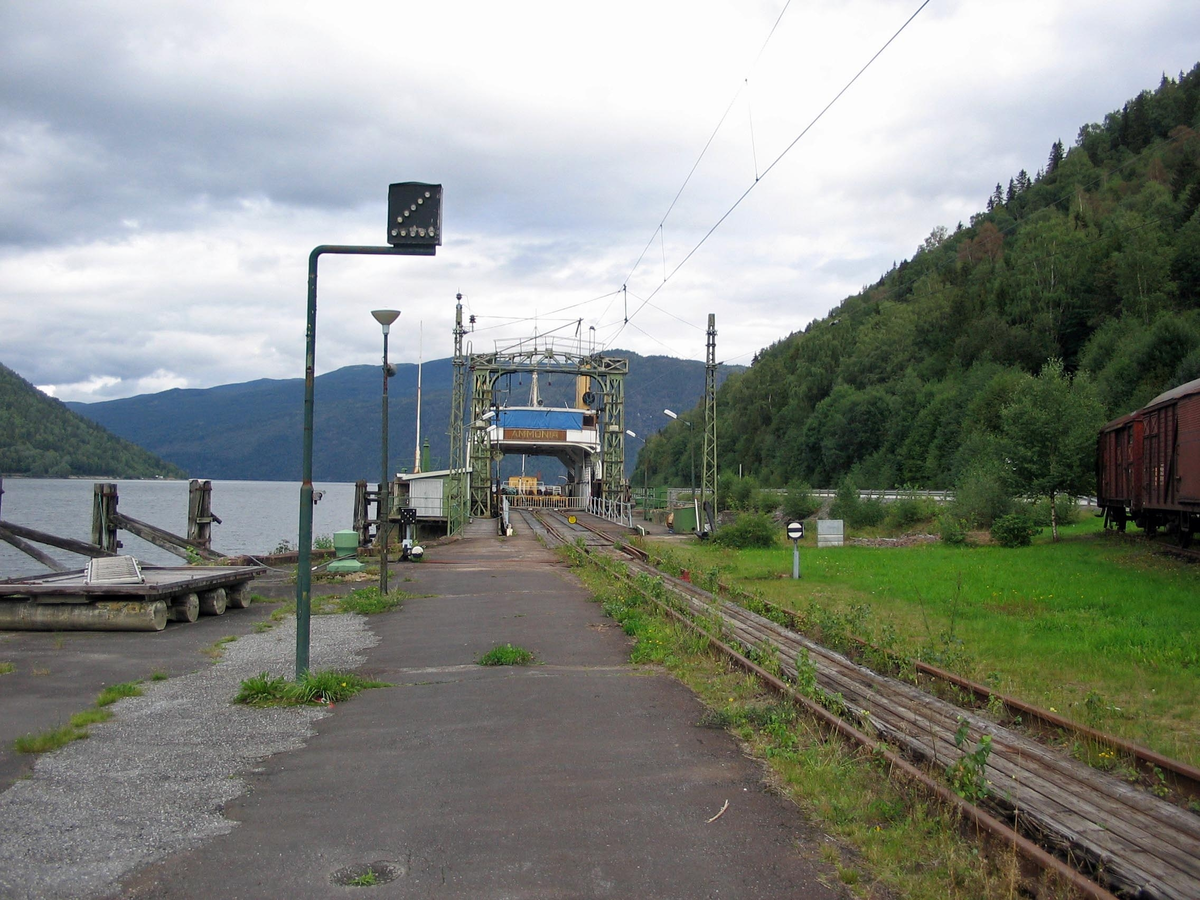Personal från Skaraborgsgruppen besöker Telemark og Buskerud Heimevernsdistrikt, HV-03, i Heistadmoen i september 2006. Utflykt till Vemorks tungvattenanläggning i Rjukan. Färjan som sprängdes av "Hjältarna från Telemarken" när den fraktade tungt vatten åt tyskarna.