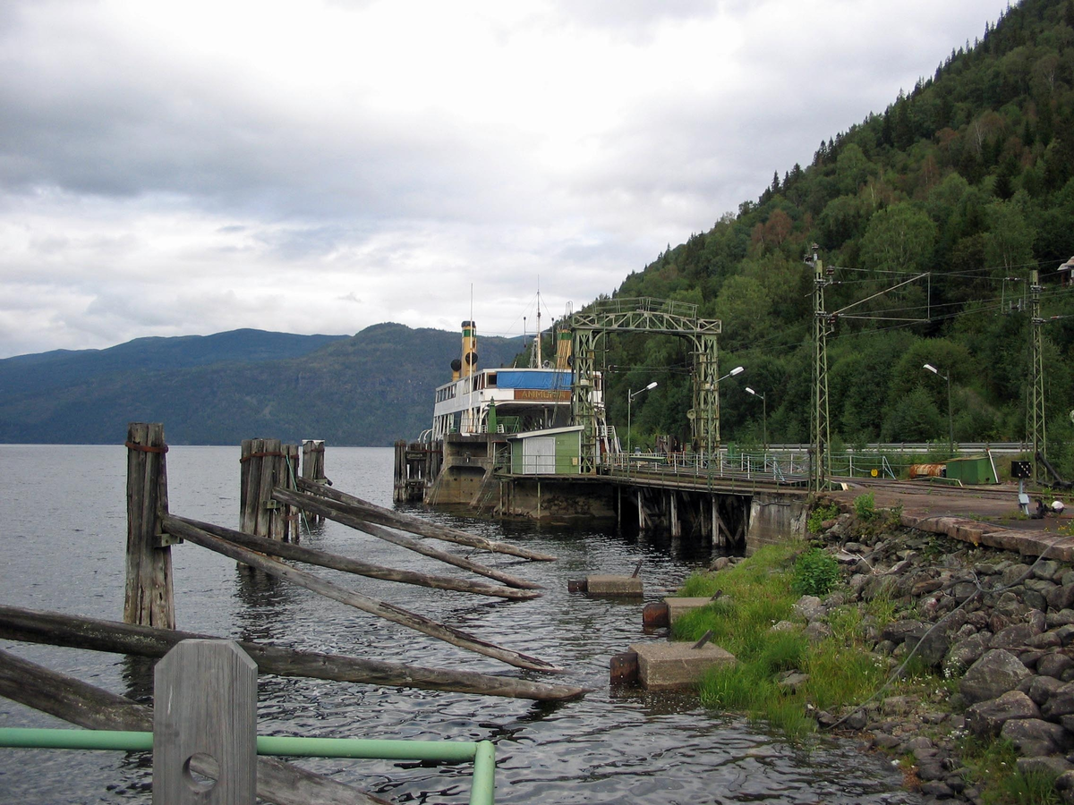 Personal från Skaraborgsgruppen besöker Telemark og Buskerud Heimevernsdistrikt, HV-03, i Heistadmoen i september 2006. Utflykt till Vemorks tungvattenanläggning i Rjukan. Färjan som sprängdes av "Hjältarna från Telemarken" när den fraktade tungt vatten åt tyskarna.