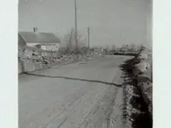 Getterövägen till Fjärde vik har bättrats på. Artikel i samband med bilderna publicerad i Varbergs Tidning 1957-04-05.