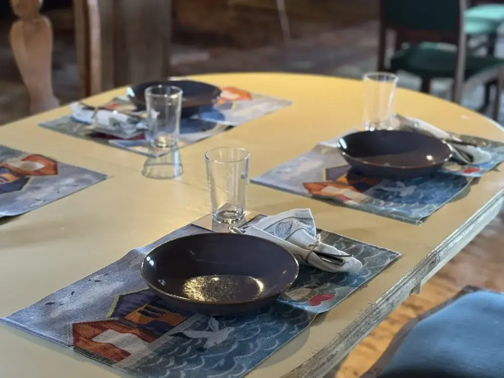 bord dekket til 4 personer med dekkebrikker i sjøbodserien fra Ekelund