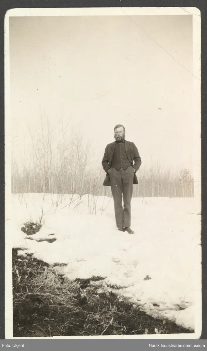 Olav Jonsson Øverland stående utendørs i snøen i Preeceville (Canada).