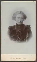 Portrett. Kvinne i pentøy.