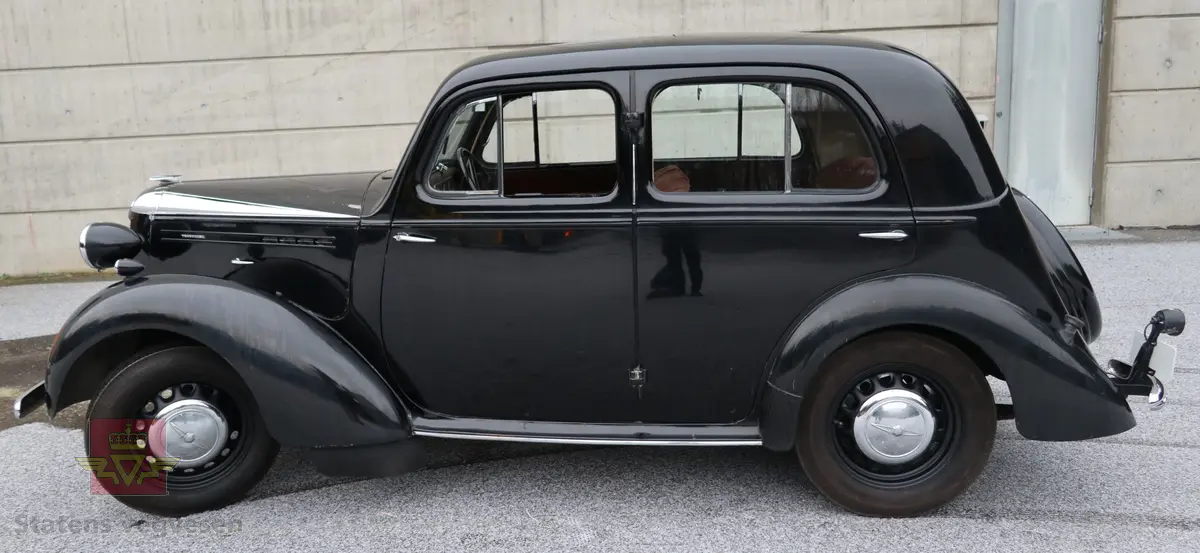 Vauxhall 12-4. Svart 4 dørs sedan personbil med 4 hjul og bakhjulstrekk. Bilen har en bensindrevet 4-sylindret rekkemotor med et sylindervolum på 1442 kubikkcentimeter og en ytelse på 40 hk (30 kW). Zenith forgasser. Girkassen er en 3-trinns manuell type. Hydrauliske trommelbremser, to krets system. Standard dekkdimensjon rundt om er 5.25 x 16. Bilen er registrert med fire seter og har soltak.
Bilen fremstår som original og urestaurert med ca. 31000 km på telleren. Den har noen små bulker og en del riper i lakken, bilen har aldri vært omlakkert.