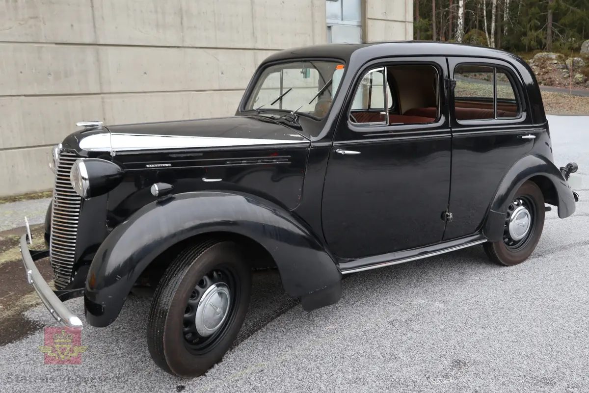 Vauxhall 12-4. Svart 4 dørs sedan personbil med 4 hjul og bakhjulstrekk. Bilen har en bensindrevet 4-sylindret rekkemotor med et sylindervolum på 1442 kubikkcentimeter og en ytelse på 40 hk (30 kW). Zenith forgasser. Girkassen er en 3-trinns manuell type. Hydrauliske trommelbremser, to krets system. Standard dekkdimensjon rundt om er 5.25 x 16. Bilen er registrert med fire seter og har soltak.
Bilen fremstår som original og urestaurert med ca. 31000 km på telleren. Den har noen små bulker og en del riper i lakken, bilen har aldri vært omlakkert.