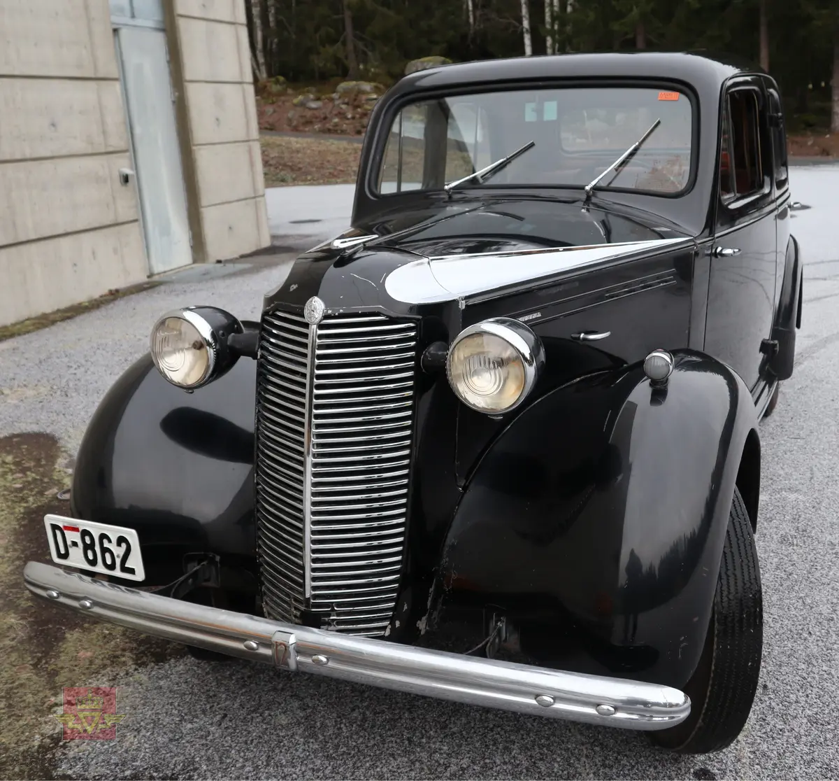 Vauxhall 12-4. Svart 4 dørs sedan personbil med 4 hjul og bakhjulstrekk. Bilen har en bensindrevet 4-sylindret rekkemotor med et sylindervolum på 1442 kubikkcentimeter og en ytelse på 40 hk (30 kW). Zenith forgasser. Girkassen er en 3-trinns manuell type. Hydrauliske trommelbremser, to krets system. Standard dekkdimensjon rundt om er 5.25 x 16. Bilen er registrert med fire seter og har soltak.
Bilen fremstår som original og urestaurert med ca. 31000 km på telleren. Den har noen små bulker og en del riper i lakken, bilen har aldri vært omlakkert.