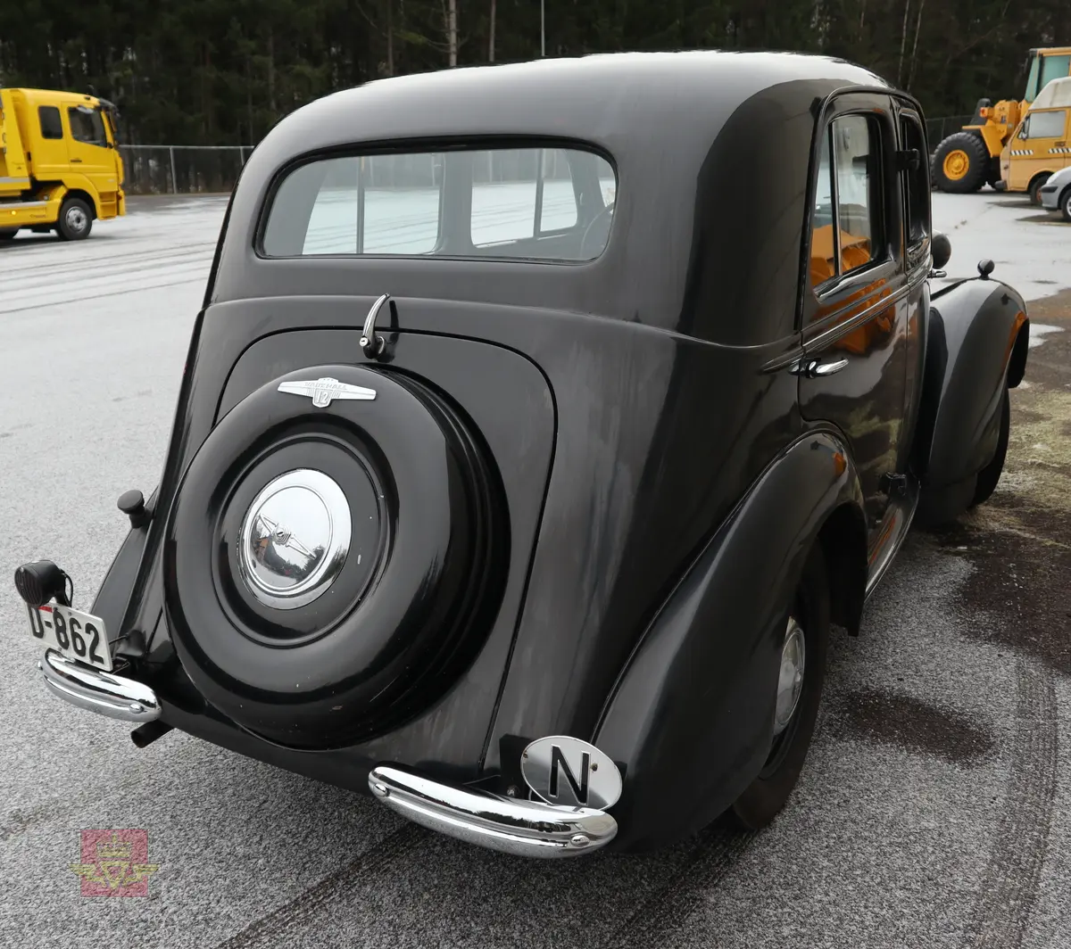 Vauxhall 12-4. Svart 4 dørs sedan personbil med 4 hjul og bakhjulstrekk. Bilen har en bensindrevet 4-sylindret rekkemotor med et sylindervolum på 1442 kubikkcentimeter og en ytelse på 40 hk (30 kW). Zenith forgasser. Girkassen er en 3-trinns manuell type. Hydrauliske trommelbremser, to krets system. Standard dekkdimensjon rundt om er 5.25 x 16. Bilen er registrert med fire seter og har soltak.
Bilen fremstår som original og urestaurert med ca. 31000 km på telleren. Den har noen små bulker og en del riper i lakken, bilen har aldri vært omlakkert.