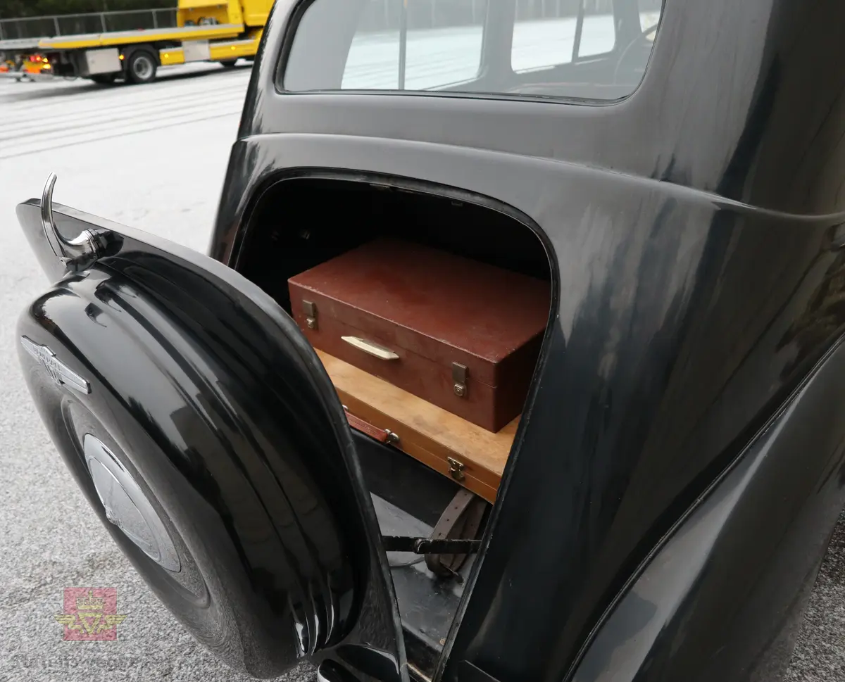 Vauxhall 12-4. Svart 4 dørs sedan personbil med 4 hjul og bakhjulstrekk. Bilen har en bensindrevet 4-sylindret rekkemotor med et sylindervolum på 1442 kubikkcentimeter og en ytelse på 40 hk (30 kW). Zenith forgasser. Girkassen er en 3-trinns manuell type. Hydrauliske trommelbremser, to krets system. Standard dekkdimensjon rundt om er 5.25 x 16. Bilen er registrert med fire seter og har soltak.
Bilen fremstår som original og urestaurert med ca. 31000 km på telleren. Den har noen små bulker og en del riper i lakken, bilen har aldri vært omlakkert.