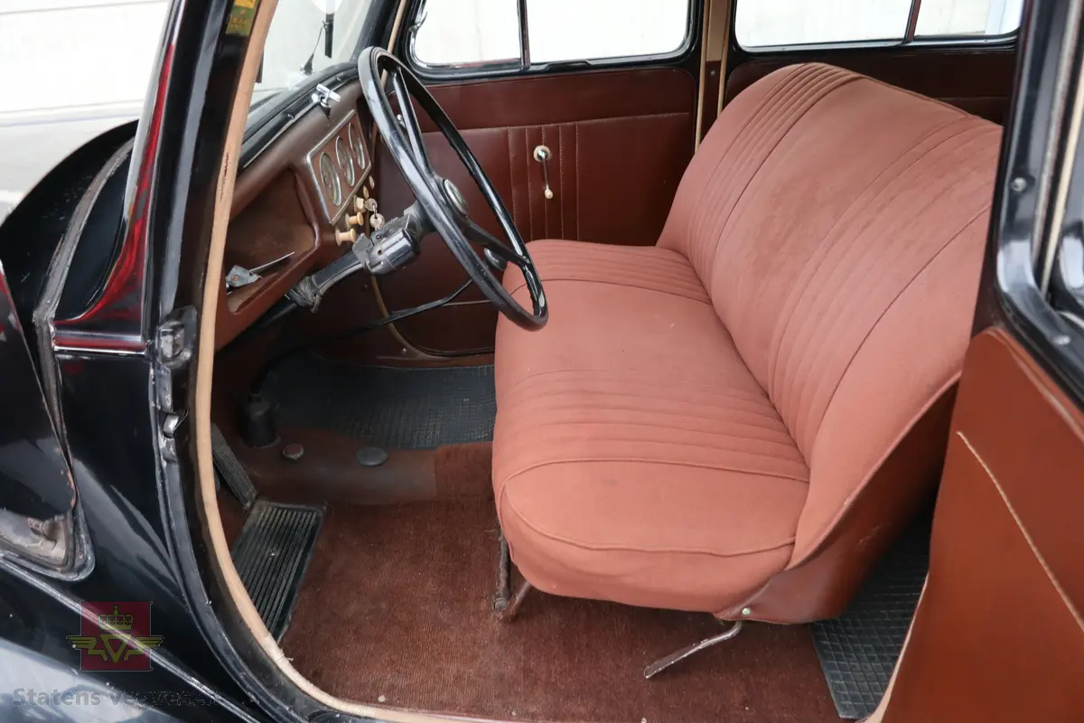 Vauxhall 12-4. Svart 4 dørs sedan personbil med 4 hjul og bakhjulstrekk. Bilen har en bensindrevet 4-sylindret rekkemotor med et sylindervolum på 1442 kubikkcentimeter og en ytelse på 40 hk (30 kW). Zenith forgasser. Girkassen er en 3-trinns manuell type. Hydrauliske trommelbremser, to krets system. Standard dekkdimensjon rundt om er 5.25 x 16. Bilen er registrert med fire seter og har soltak.
Bilen fremstår som original og urestaurert med ca. 31000 km på telleren. Den har noen små bulker og en del riper i lakken, bilen har aldri vært omlakkert.