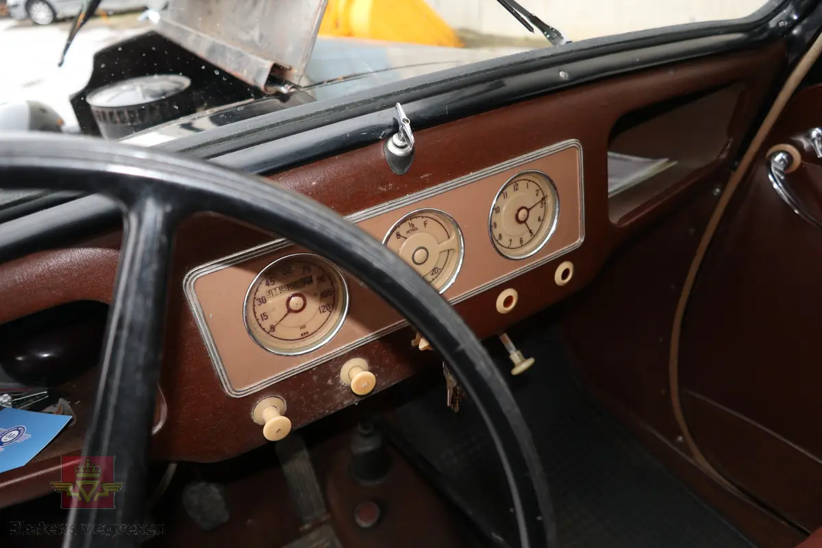 Vauxhall 12-4. Svart 4 dørs sedan personbil med 4 hjul og bakhjulstrekk. Bilen har en bensindrevet 4-sylindret rekkemotor med et sylindervolum på 1442 kubikkcentimeter og en ytelse på 40 hk (30 kW). Zenith forgasser. Girkassen er en 3-trinns manuell type. Hydrauliske trommelbremser, to krets system. Standard dekkdimensjon rundt om er 5.25 x 16. Bilen er registrert med fire seter og har soltak.
Bilen fremstår som original og urestaurert med ca. 31000 km på telleren. Den har noen små bulker og en del riper i lakken, bilen har aldri vært omlakkert.