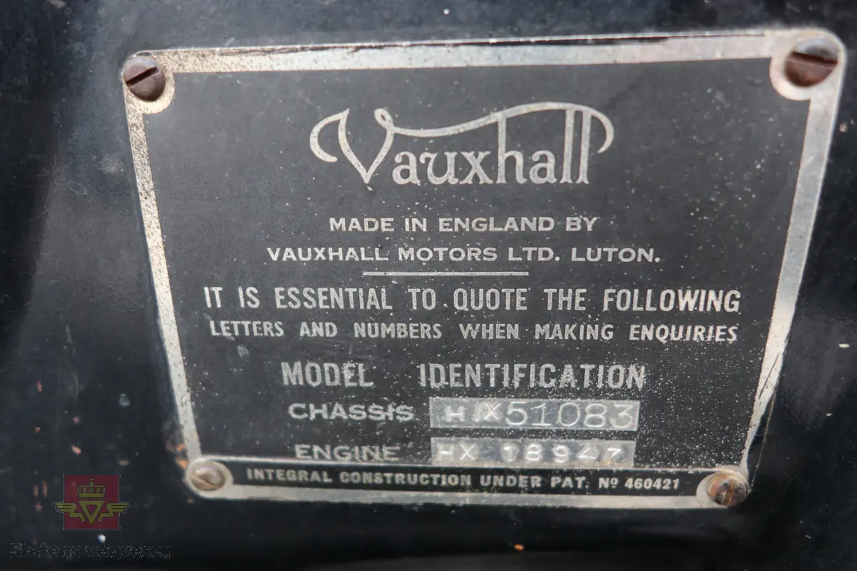 Vauxhall 12-4. Svart 4 dørs sedan personbil med 4 hjul og bakhjulstrekk. Bilen har en bensindrevet 4-sylindret rekkemotor med et sylindervolum på 1442 kubikkcentimeter og en ytelse på 40 hk (30 kW). Zenith forgasser. Girkassen er en 3-trinns manuell type. Hydrauliske trommelbremser, to krets system. Standard dekkdimensjon rundt om er 5.25 x 16. Bilen er registrert med fire seter og har soltak.
Bilen fremstår som original og urestaurert med ca. 31000 km på telleren. Den har noen små bulker og en del riper i lakken, bilen har aldri vært omlakkert.