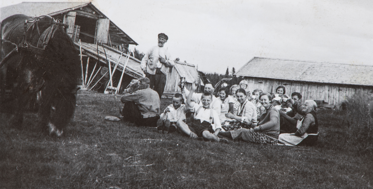 Gårdsfolket på Kaaterud sammen med seterfolket, på leiesetra i Trysil.