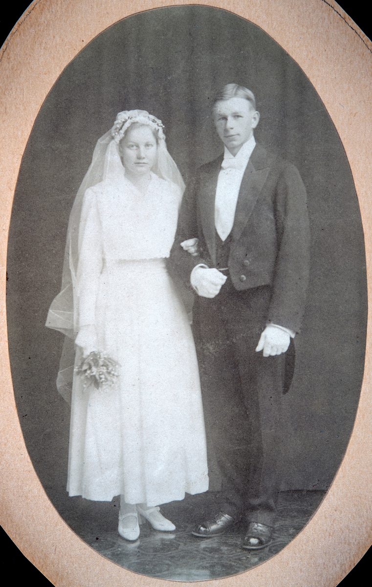 Brudebilde. Brudeparret Elida Lindstad ( Gift Omsted) og Gabriel Omsted. De var drivere av Øvre Kaaterud i perioden 1918-1950.