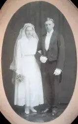 Brudebilde. Brudeparret Elida Lindstad ( Gift Omsted) og Gabriel Omsted. De var drivere av Øvre Kaaterud i perioden 1918-1950.
