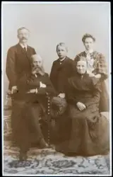 fra v: Mikkel Kirkeby, gårdsbestyrer på Øvre Kaaterud, Niels Otto Omsted, eier av Øvre Kaaterud. Gabriel Omsted, sønn på gården, Johanne Henriette Omsted (f: Tyrholm) og Harriet Omsted, datter på gården. Hun gifter seg senere med Kirkeby.
