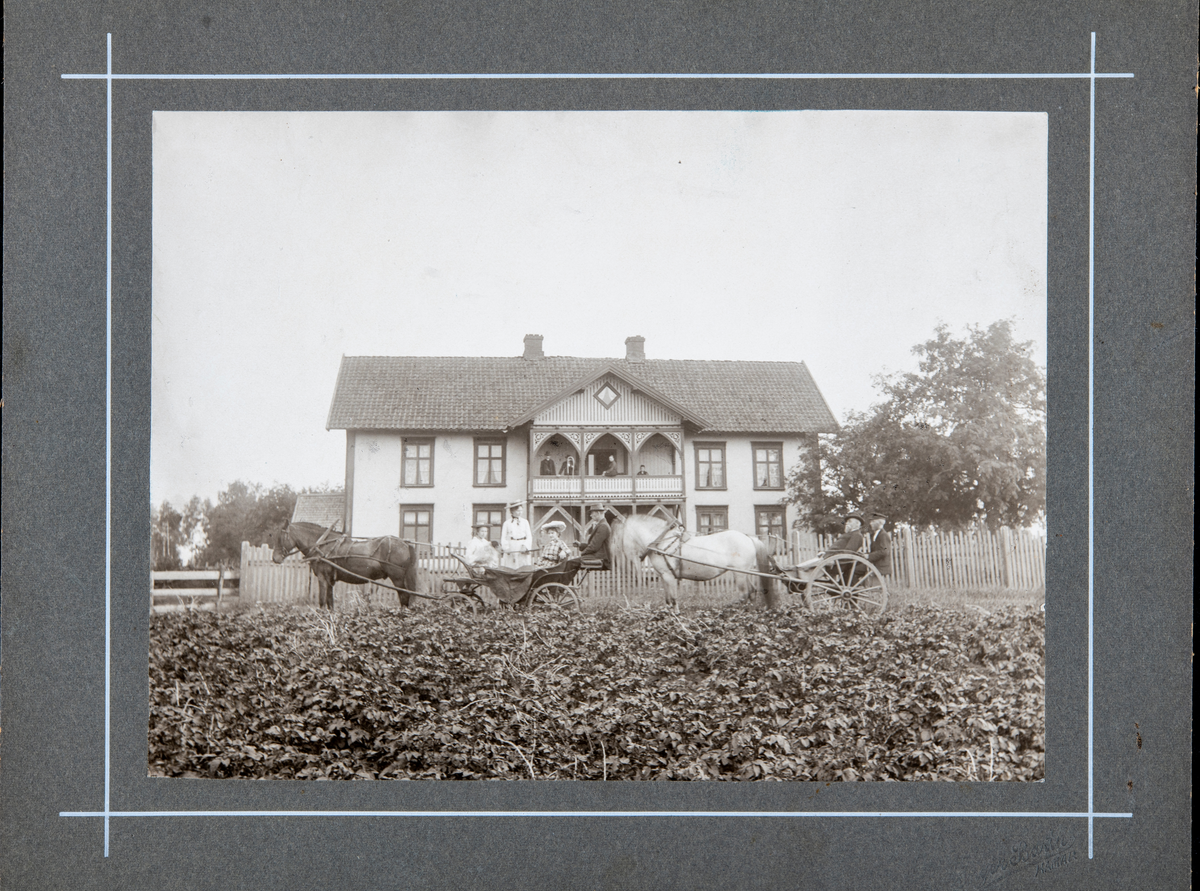 Hovedbyggningen på Øvre Kaaterud gård i Ottestad.
I trilla: Harriet Omsted, Johanne Omsted og Gunhild Omsted, Kurk: Gabriel Omsted.
Sittende i Giggen: Husbonde, Otto Niels Omsted  foran hovedbygningen på Øvre Kaaterud.