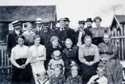 Familie treff på Øvre Kaaterud. 
1. rekke, bak f.v.:   Holte, Elida Lindstad, Gabriel Omsted, Theodor Fjæstad, 3 stk Holte, Harald Fjæstad og ukjent. 2.rekke,midten: Elise Fjæstad, 2 ukjent, Hanna Omsted, Eli Lindstad, ukjent. .rekke: Barn tilh. Lars Winderen.