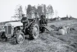 Ottar Landfald på traktoren, og Bernt Hagen på den nye slepetreskeren på Øvre Kaaterud. Alfa Laval.