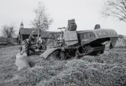 Ottar Landfald på traktoren, og Bernt Hagen på den nye slepetreskeren på Øvre Kaaterud. Alfa-Laval Aktiv. Sekkene med korn kunne veie 70-80 kg.