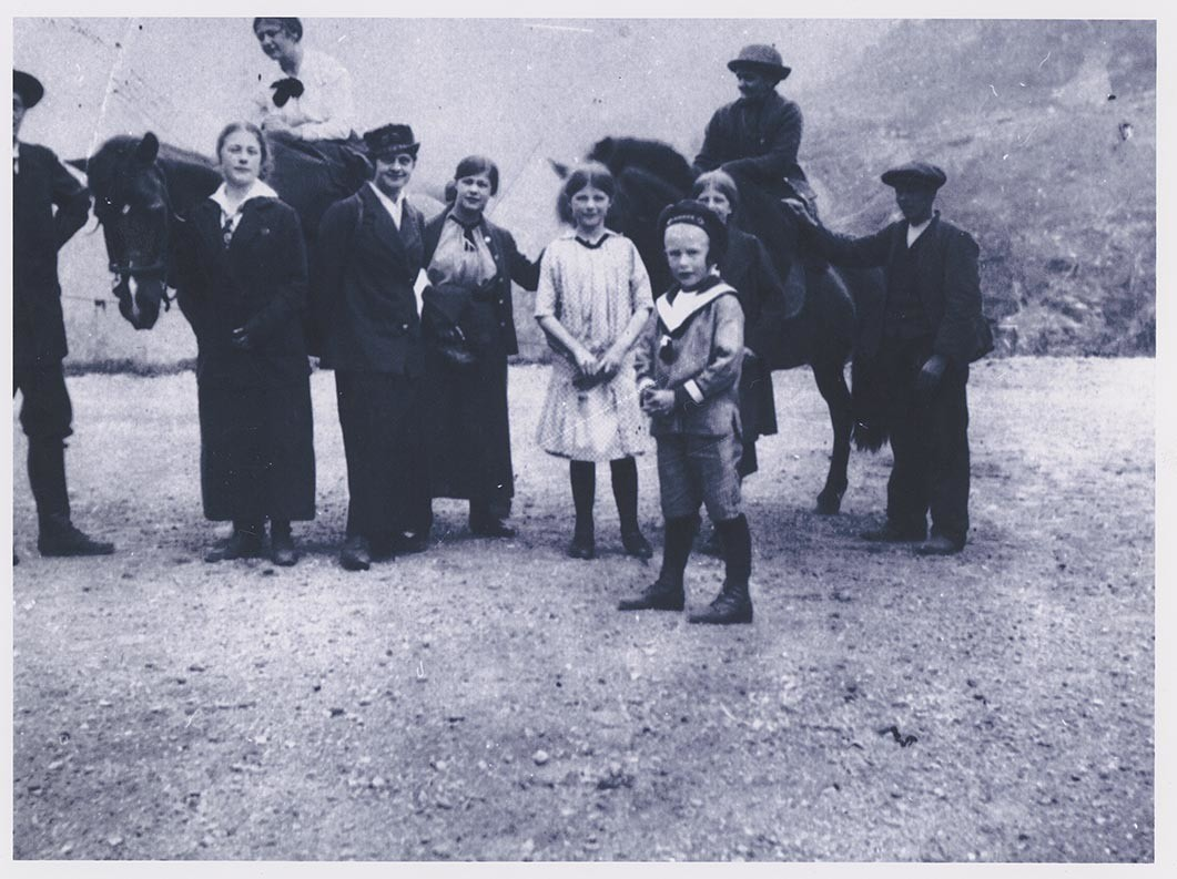 Fotografi av lyngshester og sau fra 1930 til 2009. Motiv fra jubileumsutstilling på Polleidet, turridning, hestestevner, småfeutstilling, gårdsarbeid og turistkjøring, samt bilder av hest og føll, sau og lam og avlsværen Oleg.