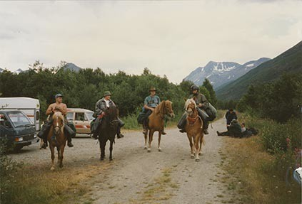 Fotografi av lyngshester og sau fra 1930 til 2009. Motiv fra jubileumsutstilling på Polleidet, turridning, hestestevner, småfeutstilling, gårdsarbeid og turistkjøring, samt bilder av hest og føll, sau og lam og avlsværen Oleg.