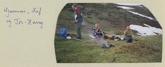 Fotografi av lyngshester og sau fra 1930 til 2009. Motiv fra jubileumsutstilling på Polleidet, turridning, hestestevner, småfeutstilling, gårdsarbeid og turistkjøring, samt bilder av hest og føll, sau og lam og avlsværen Oleg.