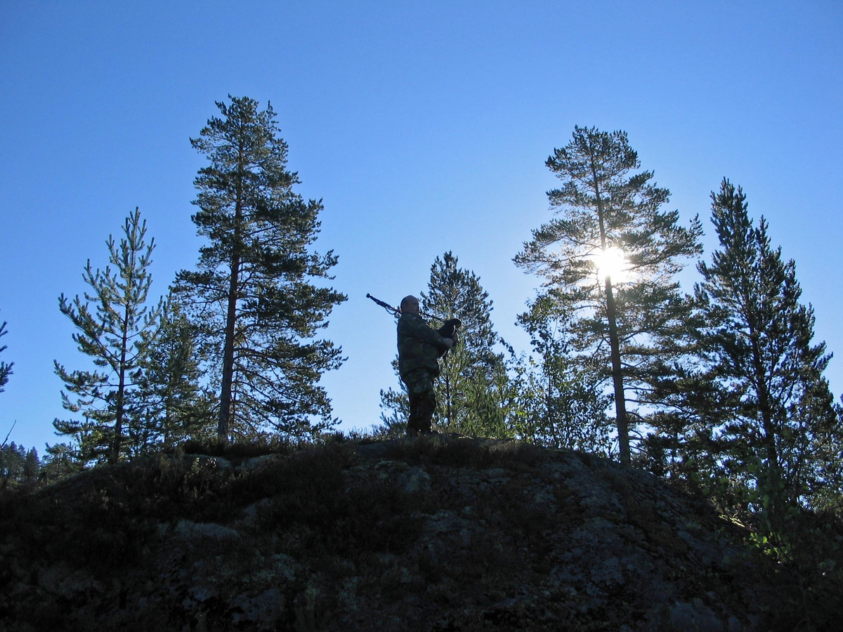 Personal från Skaraborgsgruppen besöker Telemark og Buskerud Heimevernsdistrikt, HV-03, i Heistadmoen i september 2006. Frank McLellan med säckpipa.