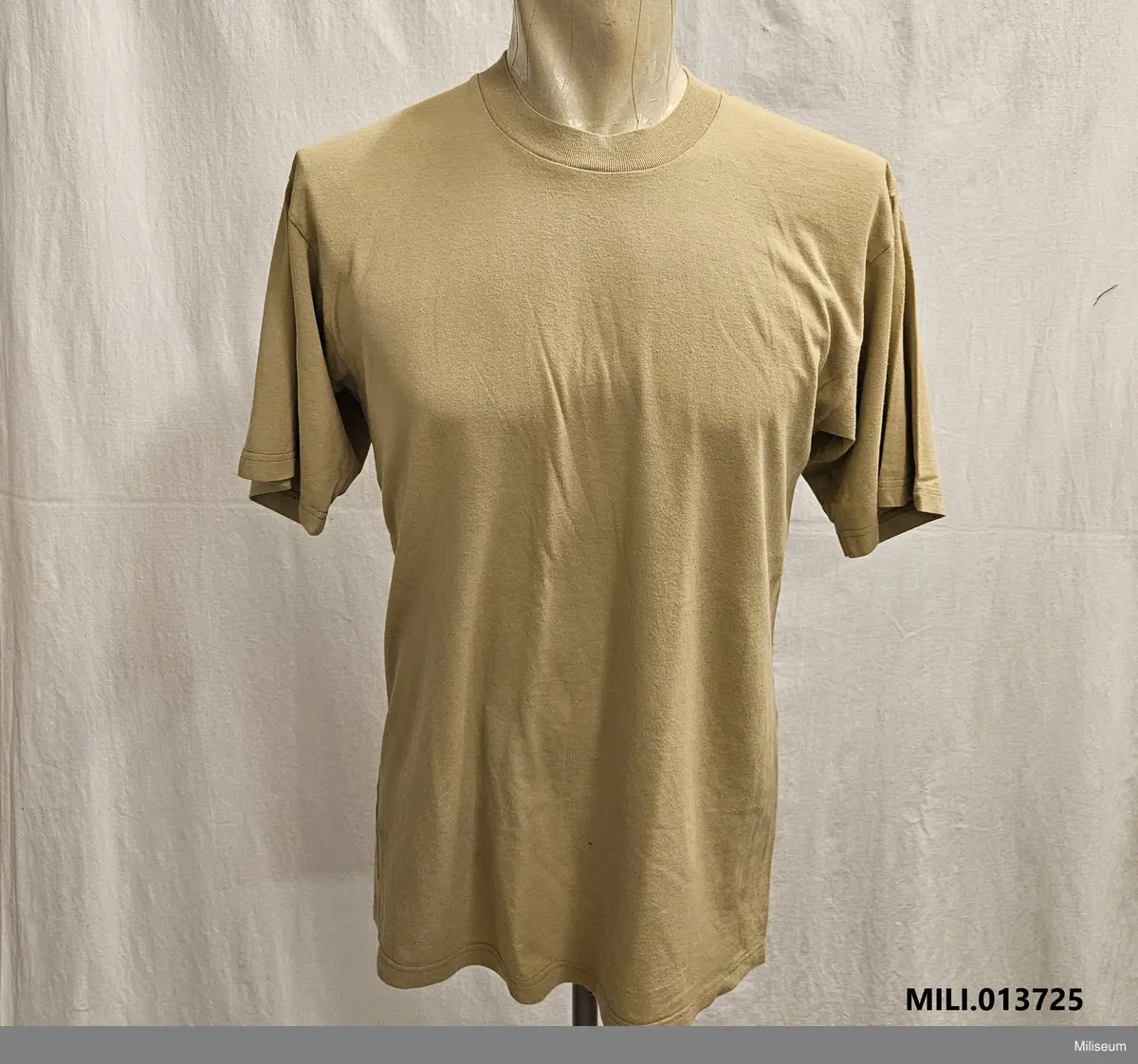 M7321-167000-8, T-shirt m/05, beige, kort ärm. Storlek 5.