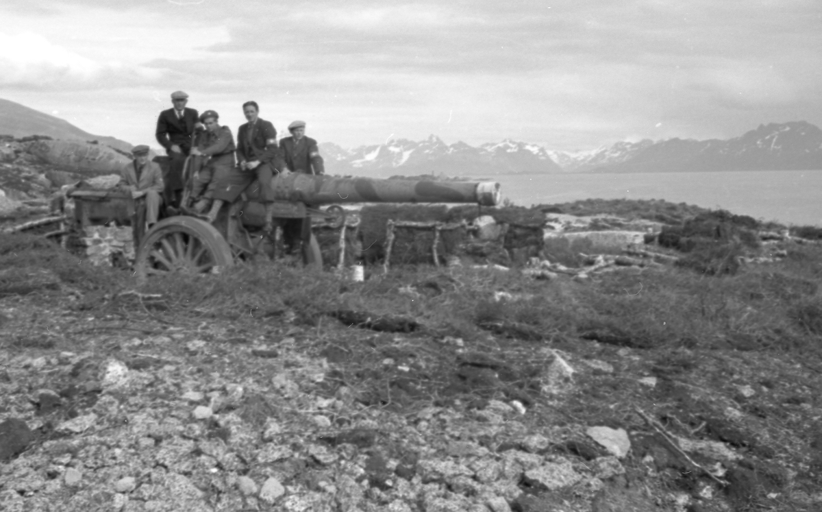 Fem av hjemmefrontens karer ved en av de seks 15,5 cm K416 franske kanonene som stod på festningsanlegget i Haugøya (HKB 46/ 973). Halvor Ribe sitter som nr. 4 fra venstre, ytterst på kanonløpet. 