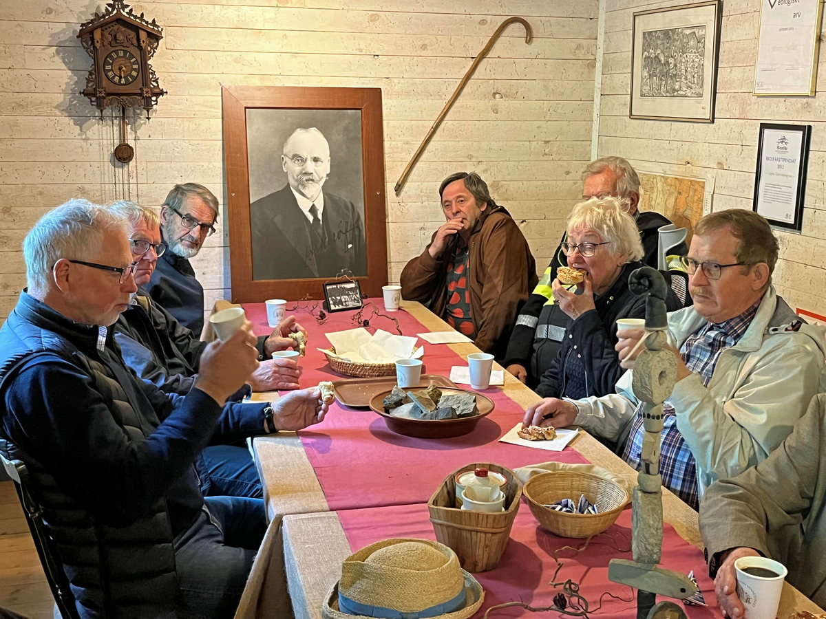 Skaraborgs regementes kamratförenings resa till Lugnås i maj 2025. Eftermiddagskaffe med nygräddade kanelbullar vid Qvarnstensgruvan i Lugnås.