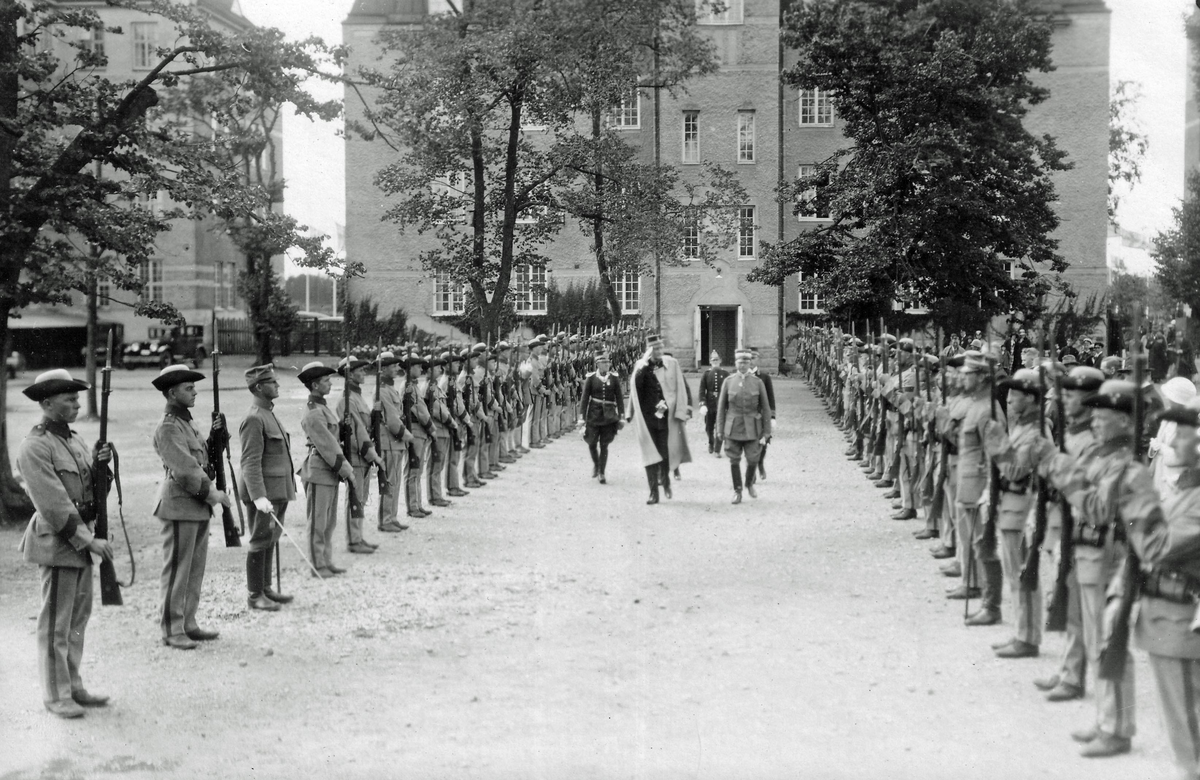 Västgöta regemente 1927. Prins Carl och regementschefen Ernst af Sandeberg passerar hedersvakten. Kanslihuset i bakgrunden.