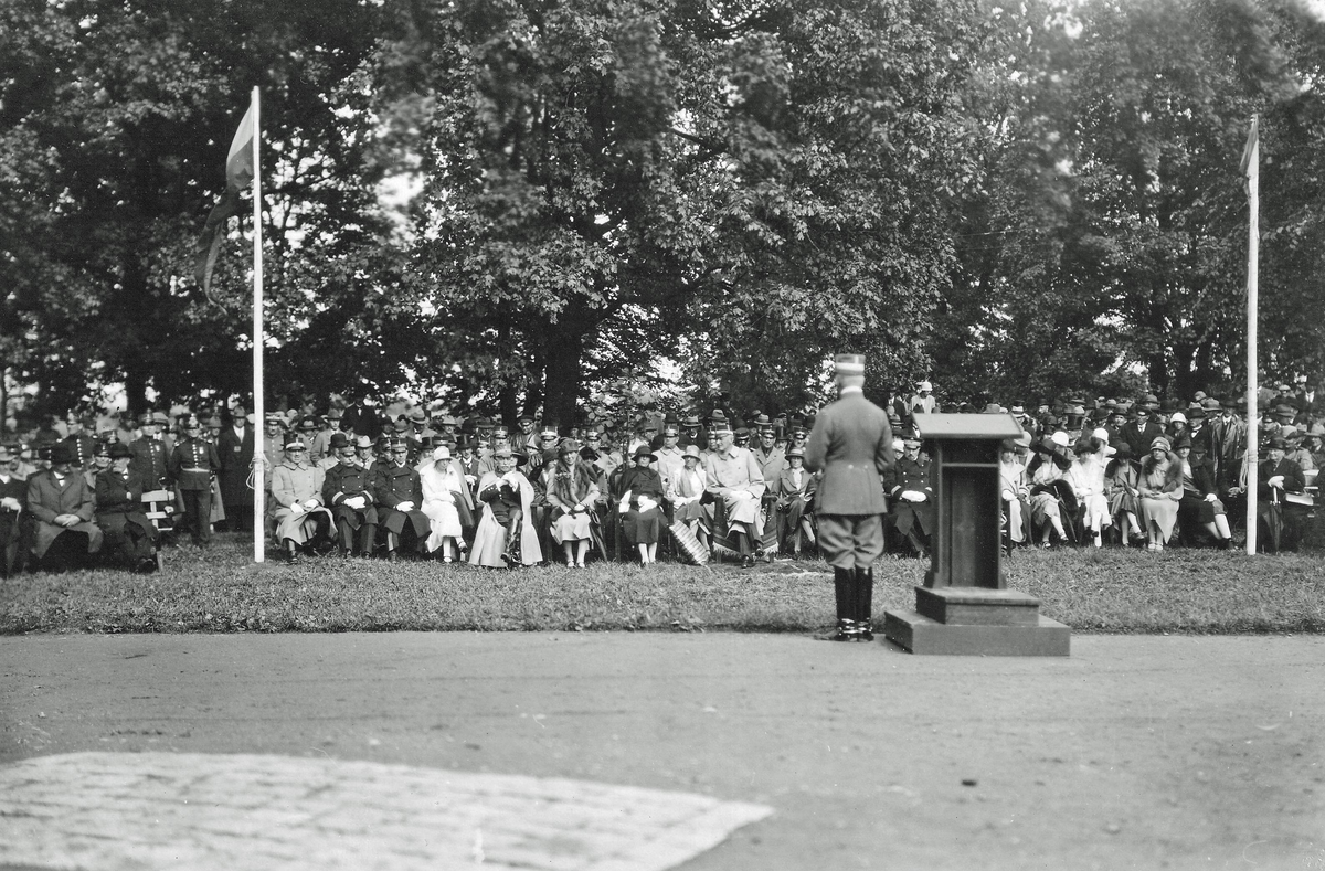 Västgöta regemente 1927. Ceremoni i regementsparken. Regementschefen Ernst af Sandeberg vid talarstolen. Prins Carl i ljus kappa till vänster om honom.