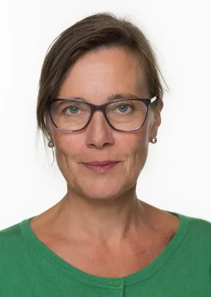 Portrett av en kvinne med briller og grønn topp