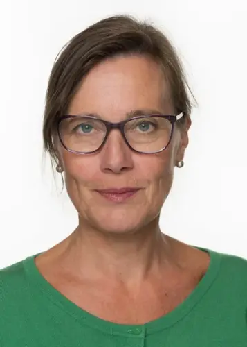 Portrett av en kvinne med briller og grønn topp