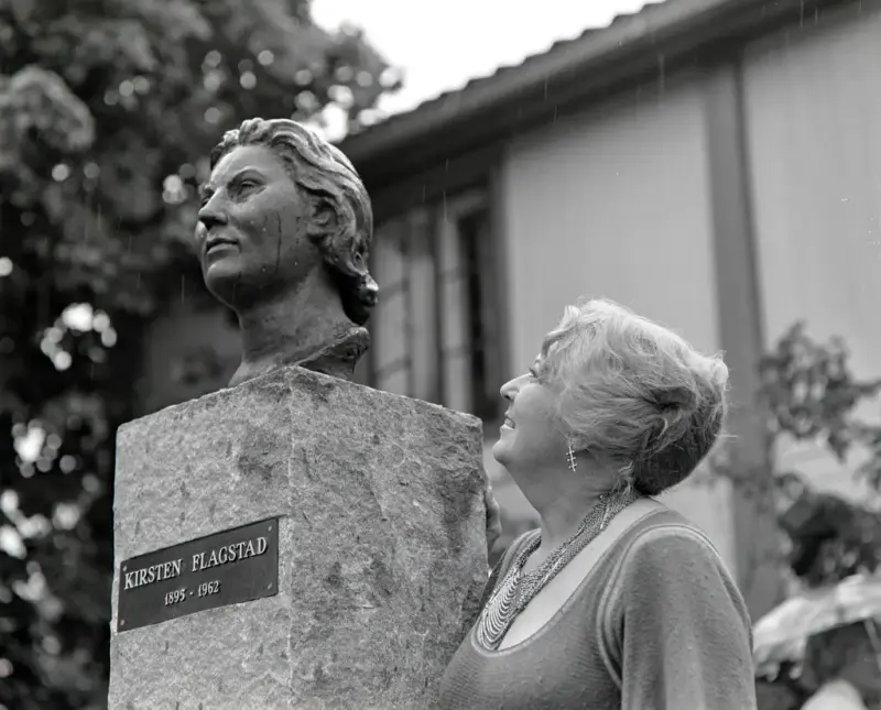 Bilde fra åpningen av Kirsten Flagstad museum i 1985. Bildet viser sopran Ingrid Bjoner som ser opp på bysten av Kirsten Flagstad