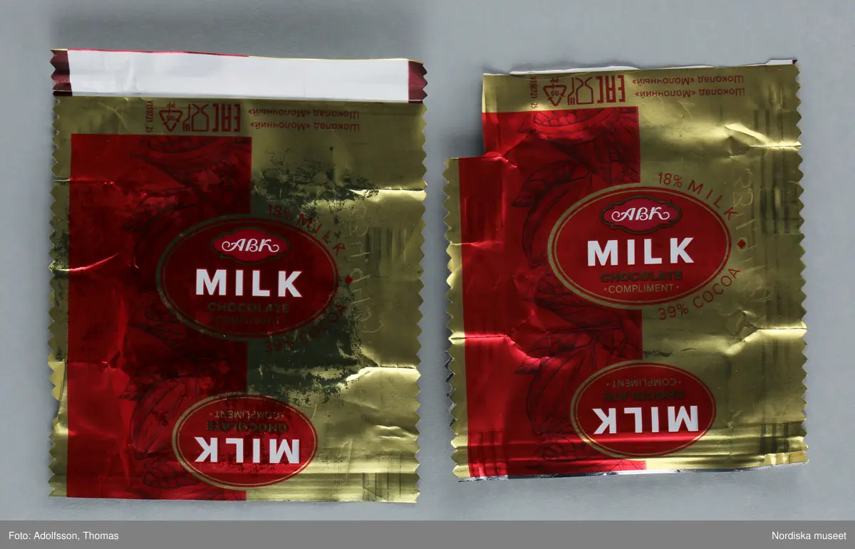 Kolorerad plåtask med lock avsedd för chokladpraliner. Asken är dekorerad med flera olika bildmotiv i blått, brunt, svart, gult och orange. Inuti asken finns 26 omslagspapper till chokladpralinerna i olika färger och mönster.
Motivet på askens lock heter "Russian warship, go...! Glory to Ukraine!". I mitten syns en ukrainsk soldat som skulle kunna vara gränsvakt. Ute på havet framför soldaten syns ett ryskt krigsskepp som kan identifieras som misilkryssaren Moskva byggd 1982. Den ukrainska soldaten är vänd mot skeppet. I sin vänstra hand håller han ett maskingevär och med den högra handen gör han en obscen gest mot fartyget.
