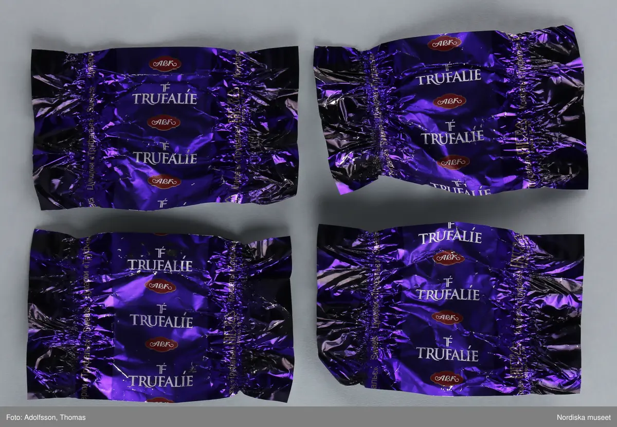 Kolorerad plåtask med lock avsedd för chokladpraliner. Asken är dekorerad med flera olika bildmotiv i blått, brunt, svart, gult och orange. Inuti asken finns 26 omslagspapper till chokladpralinerna i olika färger och mönster.
Motivet på askens lock heter "Russian warship, go...! Glory to Ukraine!". I mitten syns en ukrainsk soldat som skulle kunna vara gränsvakt. Ute på havet framför soldaten syns ett ryskt krigsskepp som kan identifieras som misilkryssaren Moskva byggd 1982. Den ukrainska soldaten är vänd mot skeppet. I sin vänstra hand håller han ett maskingevär och med den högra handen gör han en obscen gest mot fartyget.