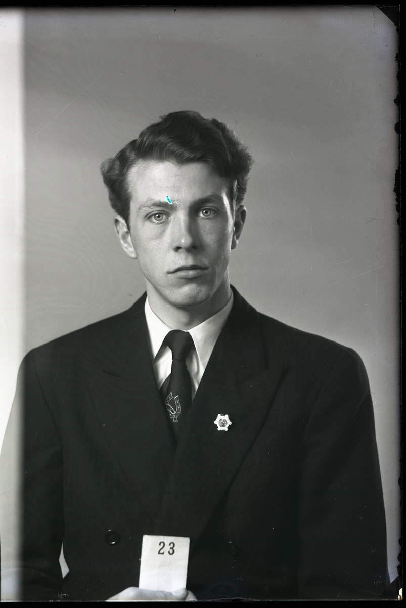 Portrett av Kjetil Tovslid  og Oddvar Hanto

Elev ved Telemark Landbruksskole

Kjetil holder på lapp med nummer: 23
Oddvar holder på lapp med nummer: 24


Påskrift på konvolutt:

34002 (23)
Tovslid Kjetil

34003 (24)
Hanto Oddvar
