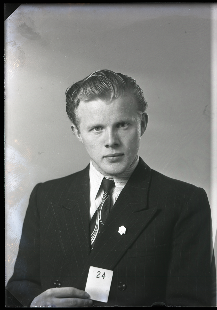 Portrett av Kjetil Tovslid  og Oddvar Hanto

Elev ved Telemark Landbruksskole

Kjetil holder på lapp med nummer: 23
Oddvar holder på lapp med nummer: 24


Påskrift på konvolutt:

34002 (23)
Tovslid Kjetil

34003 (24)
Hanto Oddvar