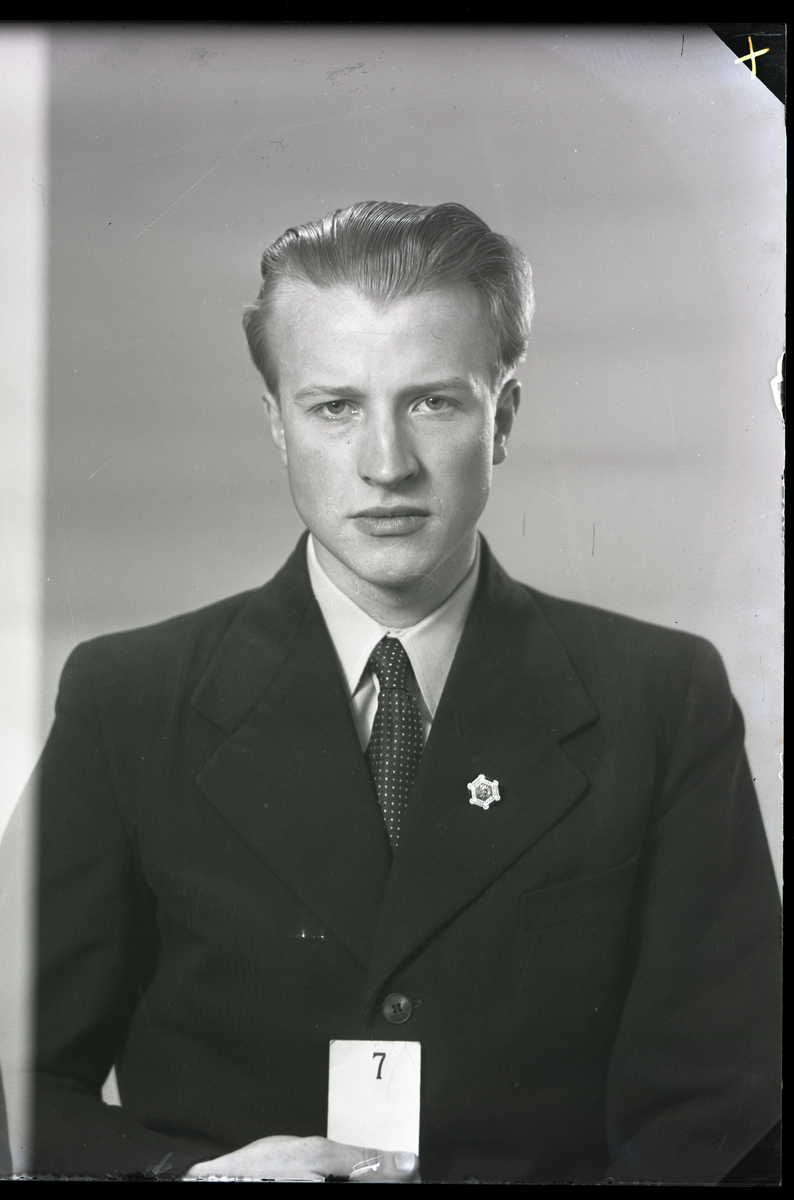 Portrett av Njaal Hesland og Leif Wasjø 

Elev ved Telemark Landbruksskole

Njaal holder på lapp med nummer: 7
Leif holder på lapp med nummer: 8

Påskrift på konvolutt:

33086 (7)
Hessland Njaal

33087 (8)
Wasjø Keif