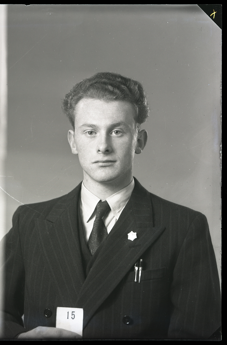 Portrett av Oddvar Berge og Nils Sandvik

Elever ved Telemark Landbruksskole

Oddvar holder på lapp med nummer: 15
Nils holder på lapp med nummer: 18

Påskrift på konvolutt:

33084 (15)
Berge Oddvar

33097 (18)
Sandvik Nils

1 blankt til gruppen