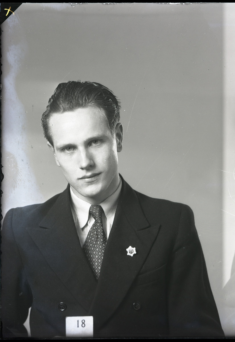 Portrett av Oddvar Berge og Nils Sandvik

Elever ved Telemark Landbruksskole

Oddvar holder på lapp med nummer: 15
Nils holder på lapp med nummer: 18

Påskrift på konvolutt:

33084 (15)
Berge Oddvar

33097 (18)
Sandvik Nils

1 blankt til gruppen