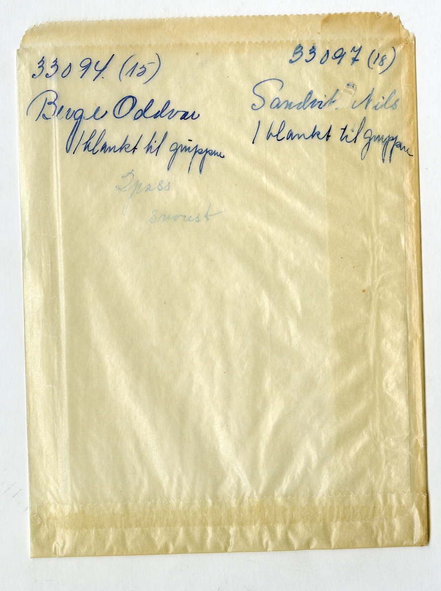 Portrett av Oddvar Berge og Nils Sandvik

Elever ved Telemark Landbruksskole

Oddvar holder på lapp med nummer: 15
Nils holder på lapp med nummer: 18

Påskrift på konvolutt:

33084 (15)
Berge Oddvar

33097 (18)
Sandvik Nils

1 blankt til gruppen