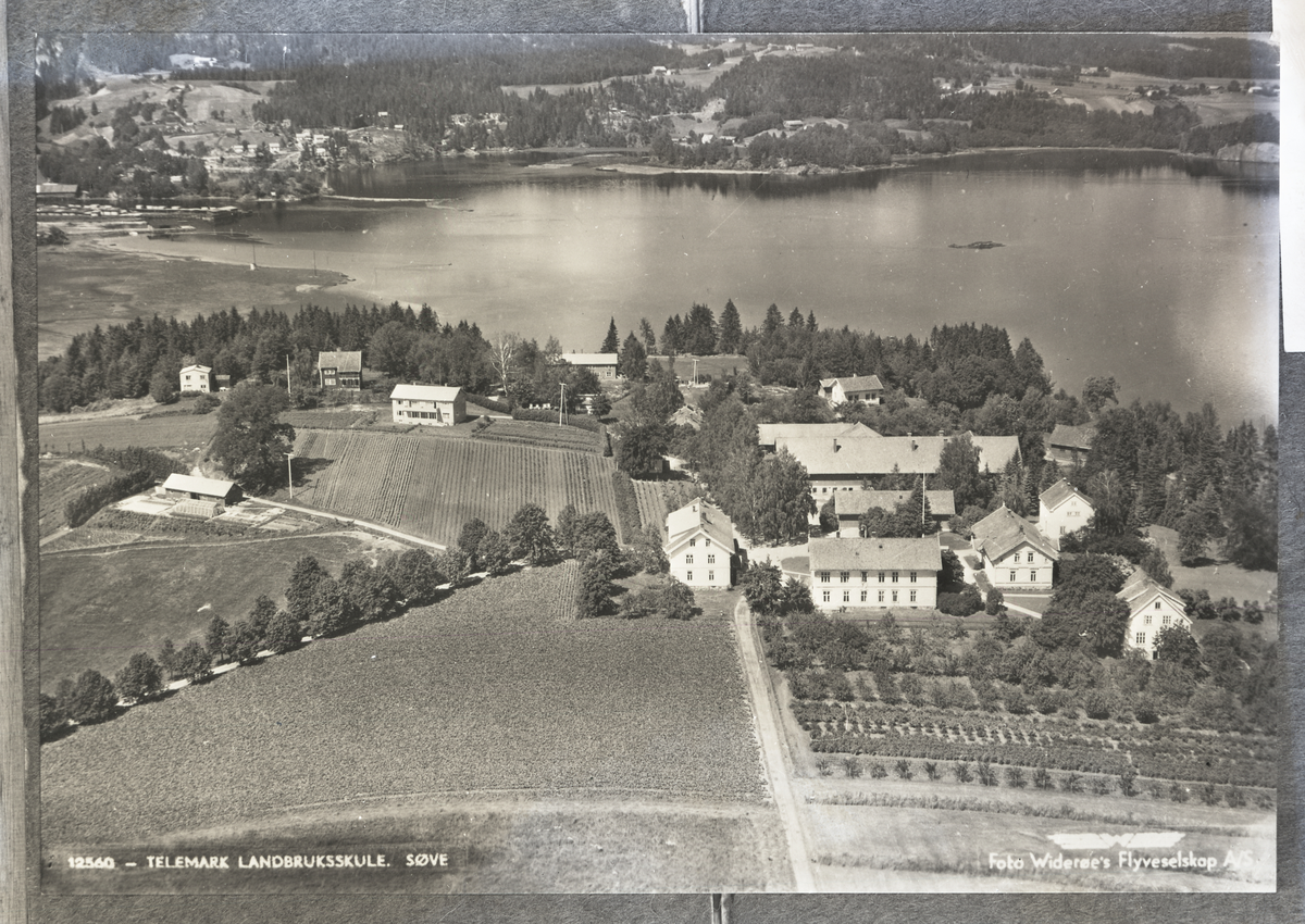 Postkortmotiv av Telemark Landbruksskole, Ulefoss

Påtrykk postkort:
12560 - Telemark Landbruksskole, Søve 
Foto Widerøe Flyselskap

Påskrift konvolutt:

Søve Landbruksskole