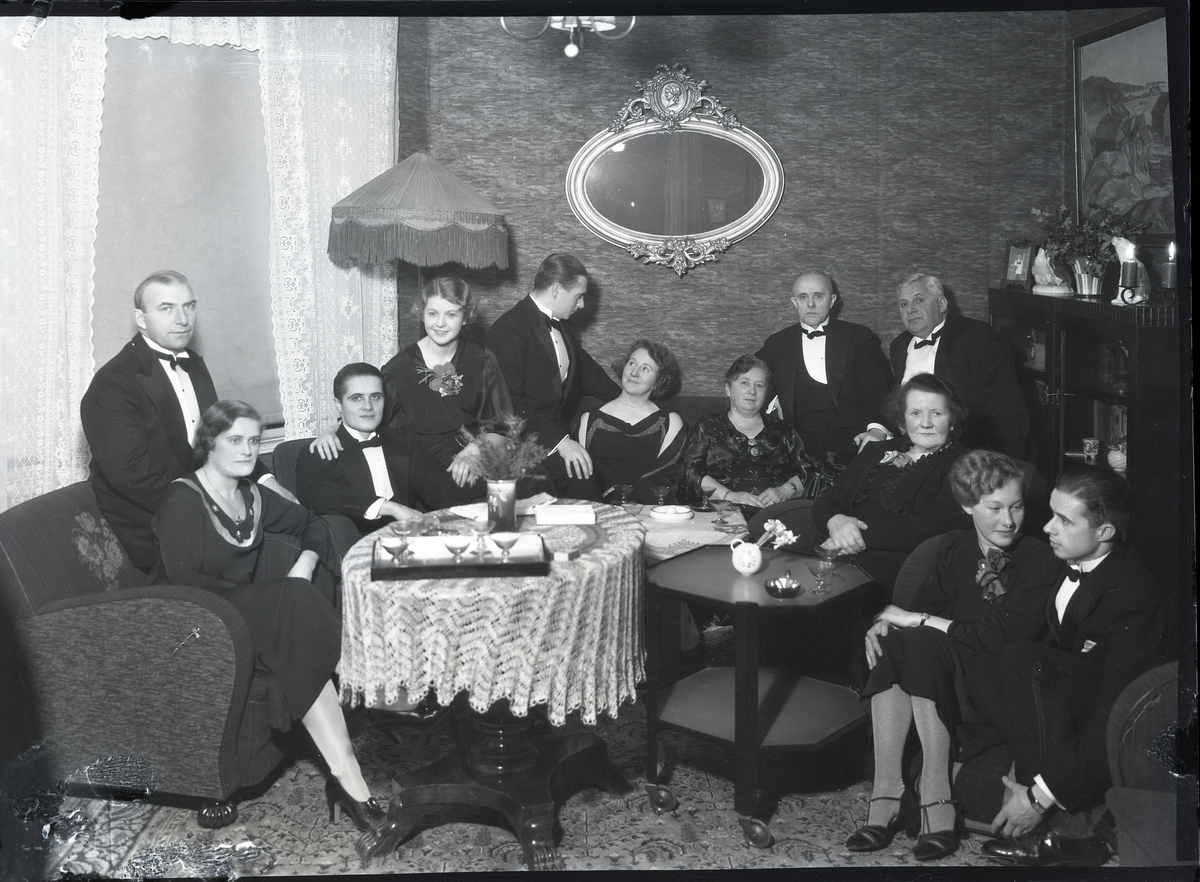 Foto av Sondresen slekt i stue 

Påskrift konvolutt:

Sondresen

Påskrift eske negativ lå i:
Sondresen1937
