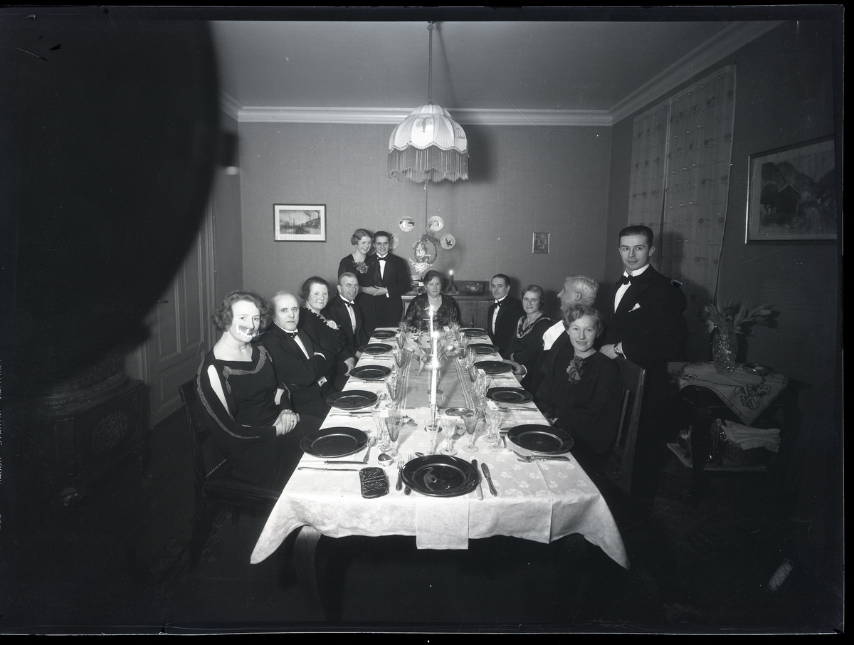 Foto av Sondresen slekt rundt spisebord

Påskrift konvolutt:

Sondresen

Påskrift eske negativ lå i:
Sondresen 1937
