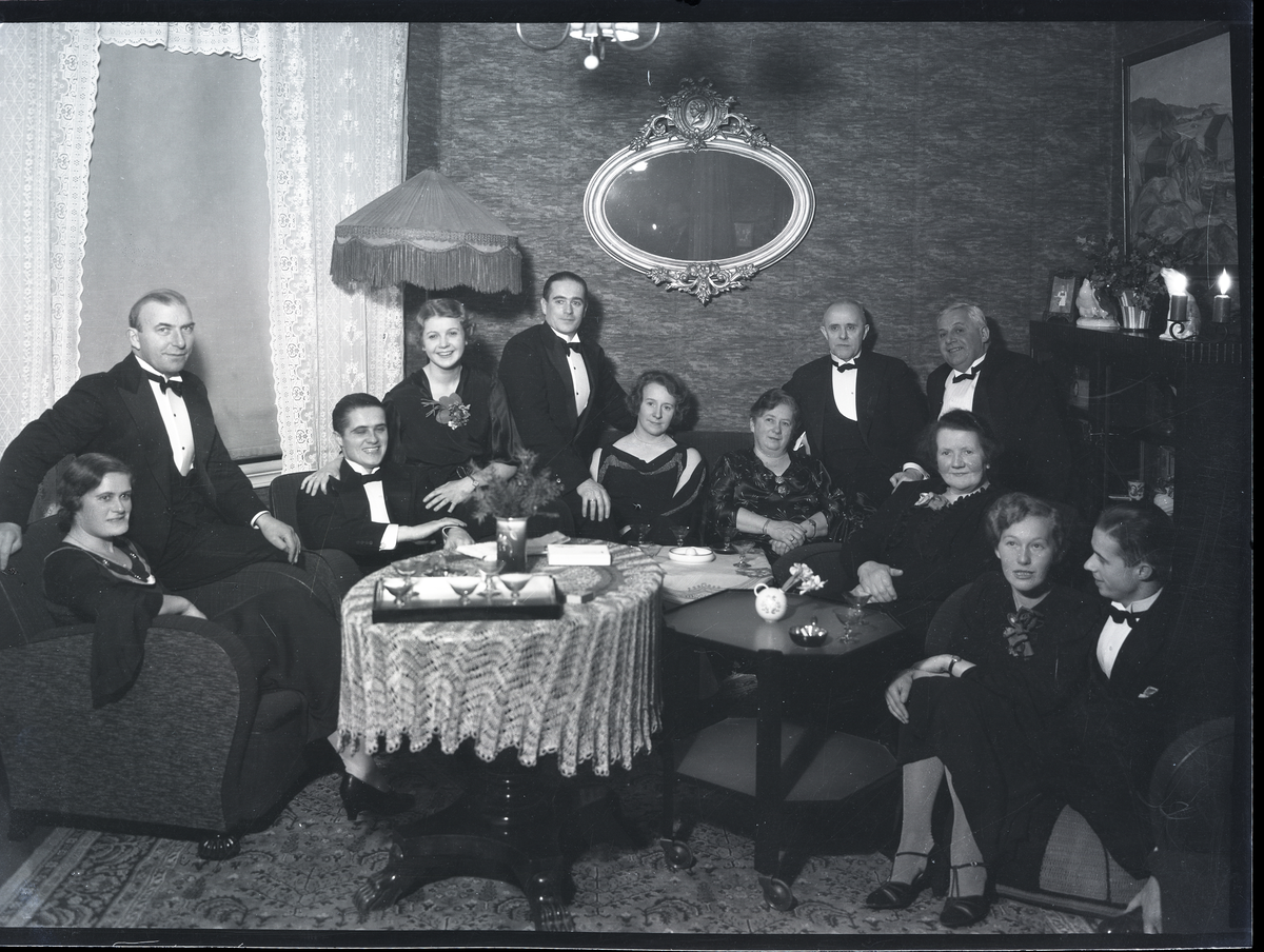 Foto av Sondresen slekt i stue 

Påskrift konvolutt:

Sondresen

Påskrift eske negativ lå i:
Sondresen 1937