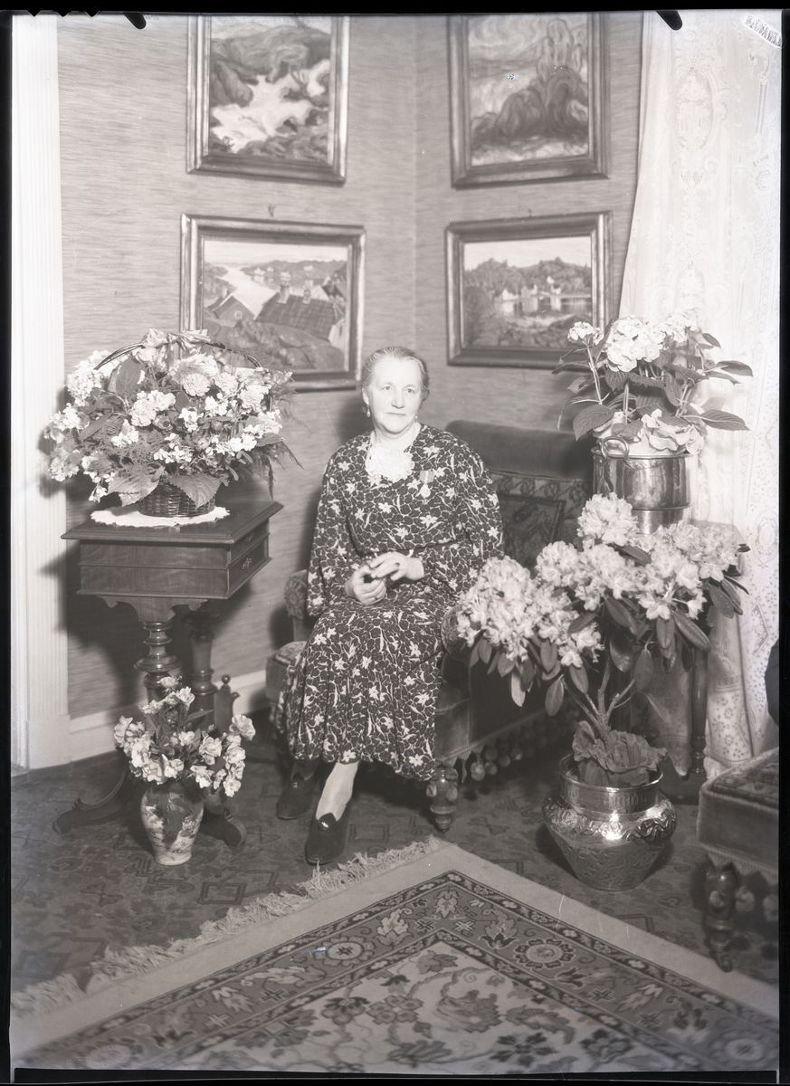Foto av ukjent kvinne

Påskrift konvolutt:

Christian M. Skau

Påskrift eske:

Chr. M. Skau1937