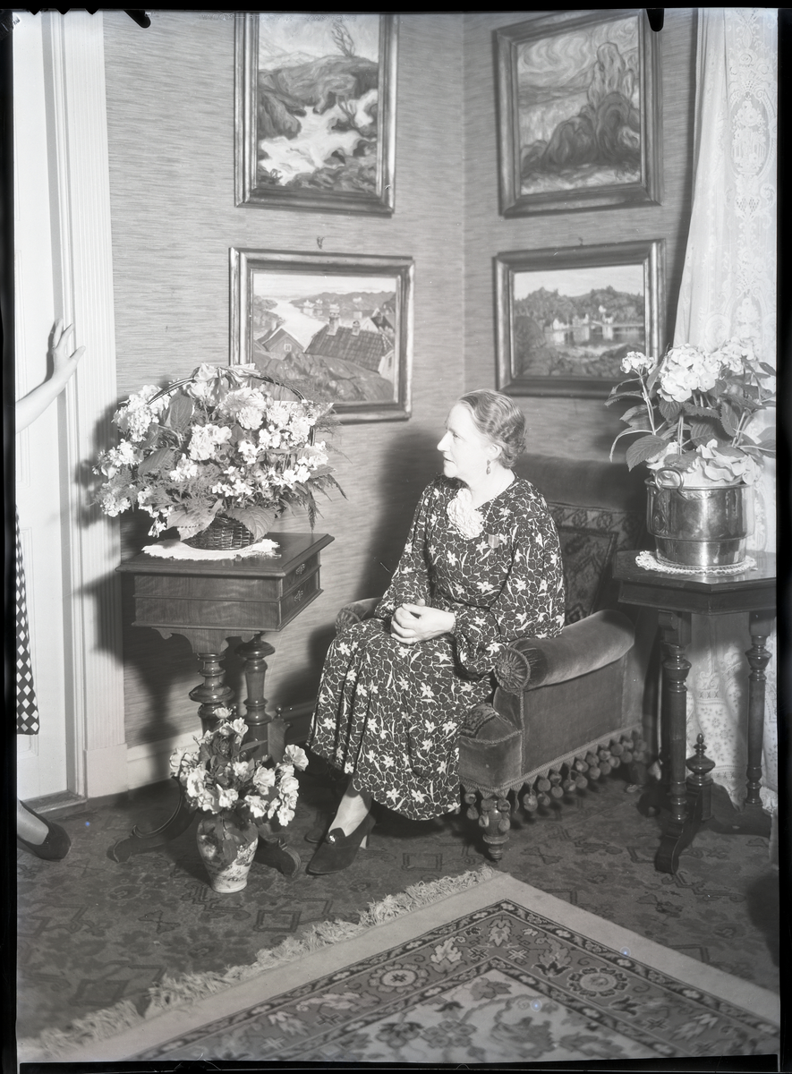 Foto av ukjent kvinne

Påskrift konvolutt:

Christian M. Skau

Påskrift eske:

Chr. M. Skai 1937