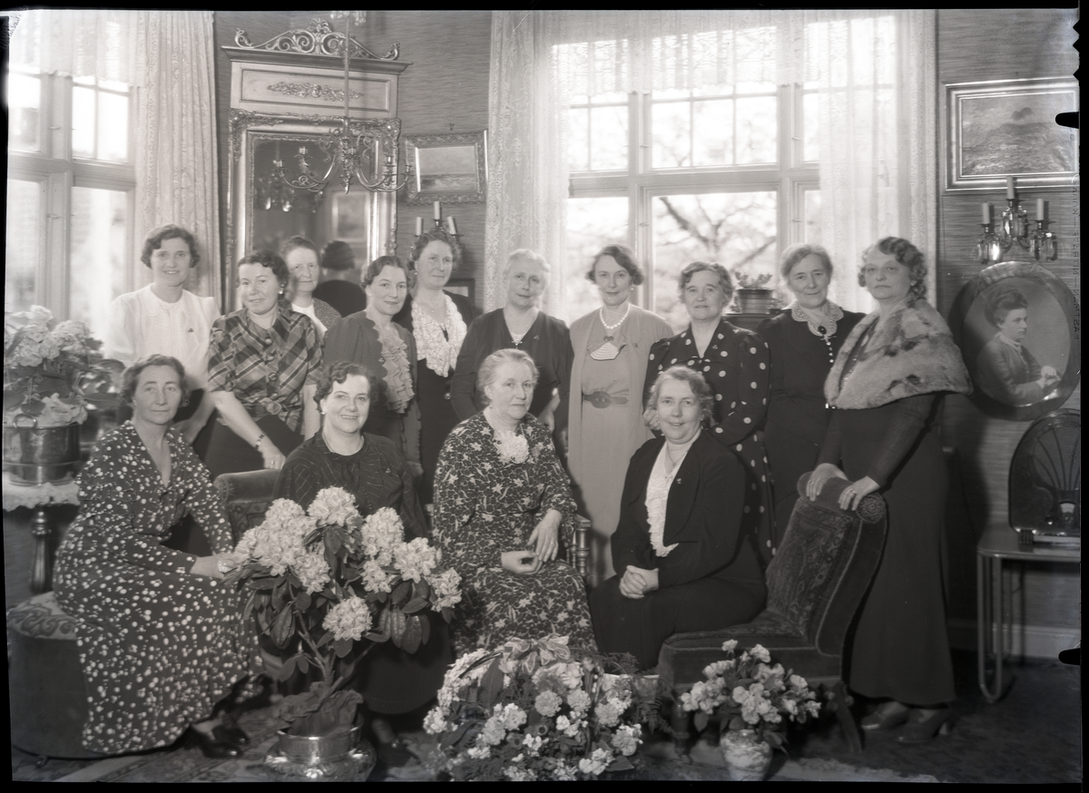 Foto av gruppe i hjem, i midten antagelig kvinnen som feires. Bursdag?

Påskrift konvolutt:

Christian M. Skau

Påskrift eske:

Chr. M. Skau 1937