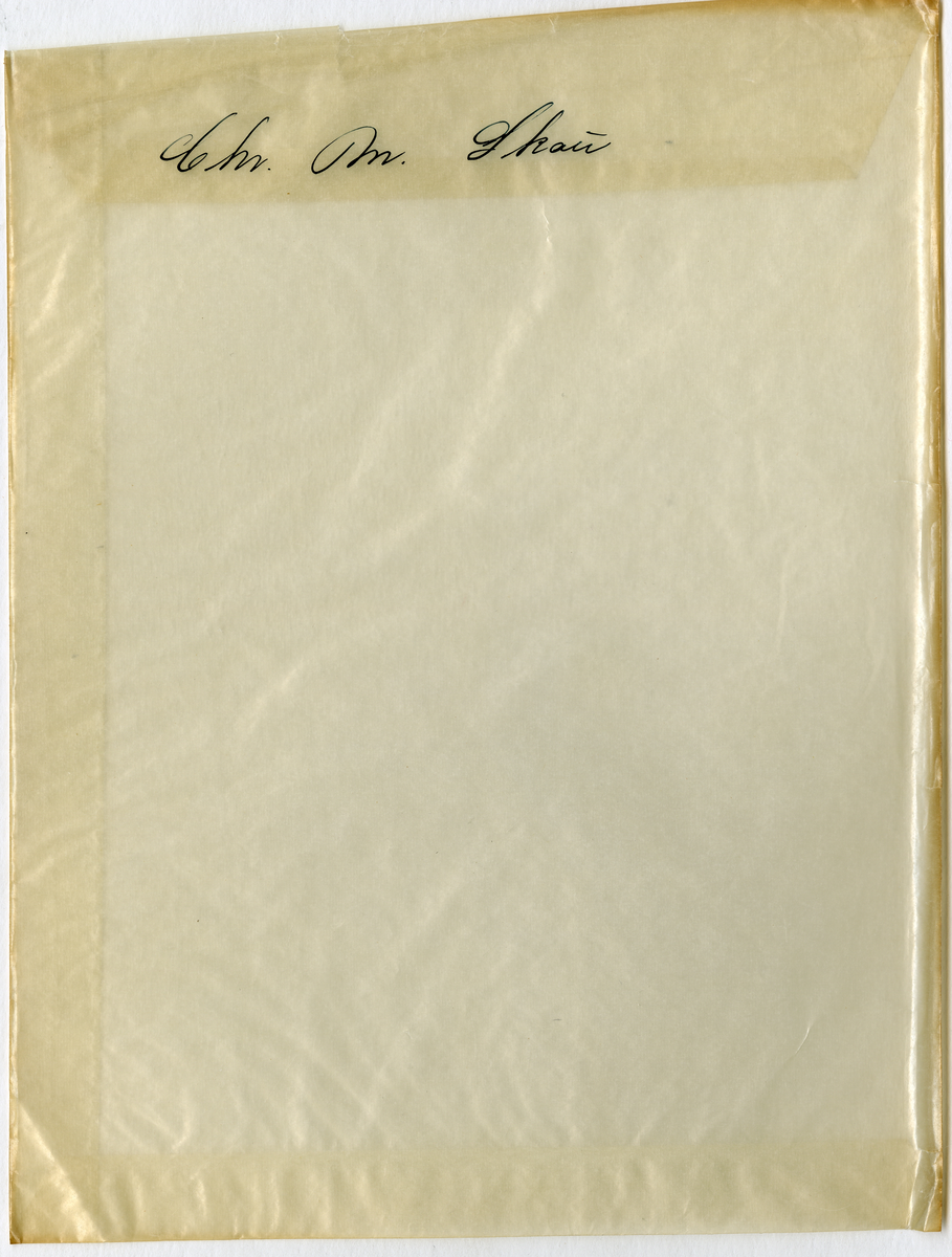 Foto av klesforretning drevet av Christian Martinius Skau 

Påskrift konvolutt:

Christian M. Skau

Påskrift eske:

Chr. M. Skai 1937